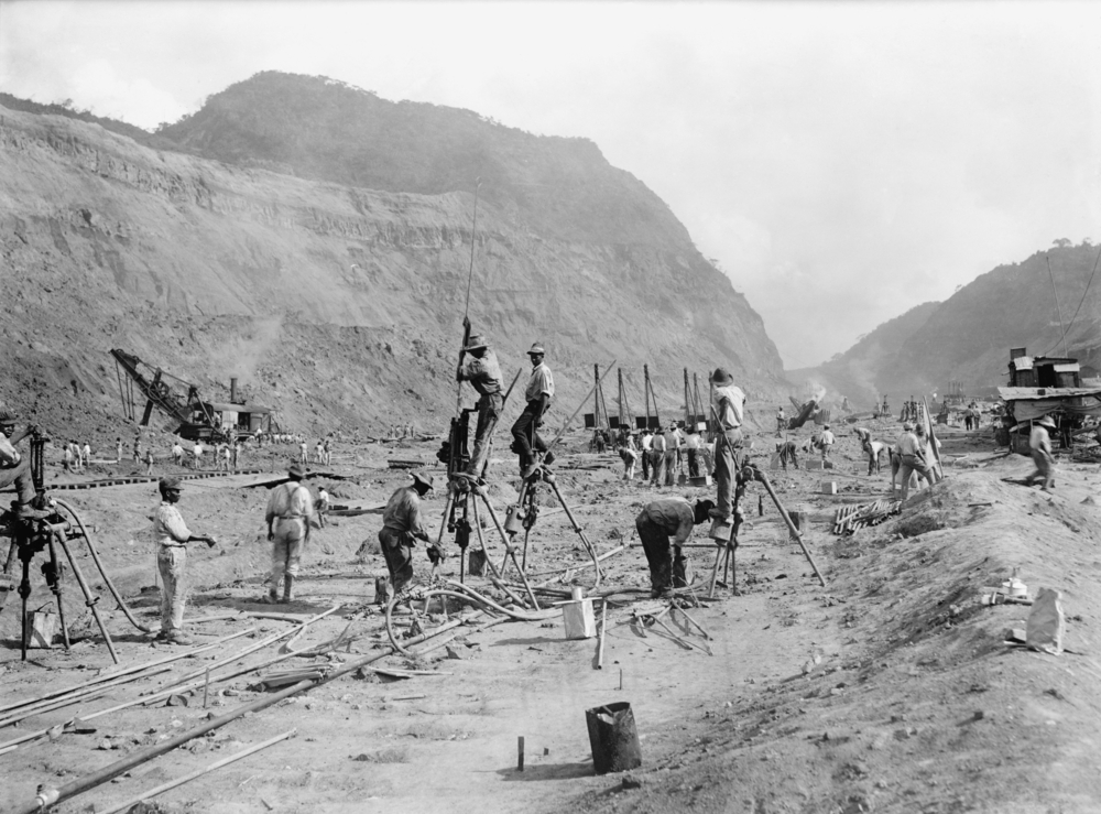 Workers constructing the Panama Cana