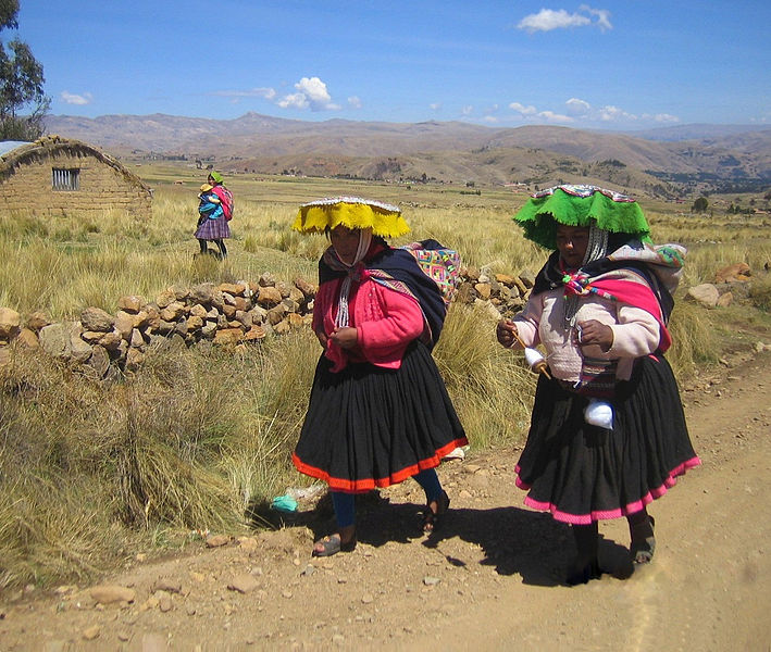 Peruvian ladies walking at the Rainbow Mountains. 