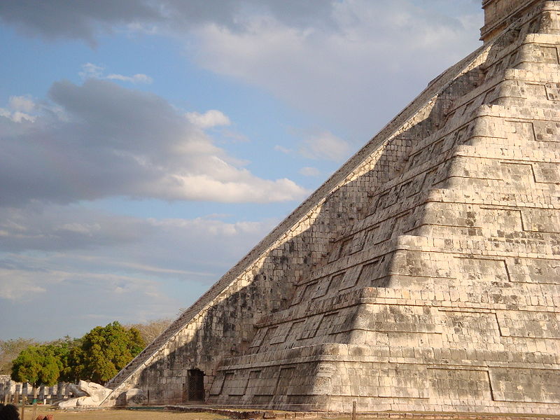 ancient mayan ruin chichen itza stairs