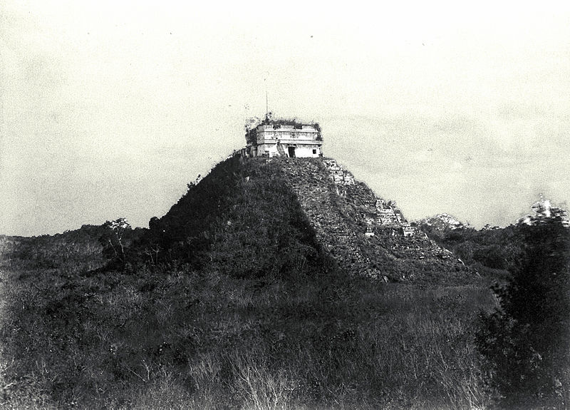  black white picture of ancient mayan ruin in mexico